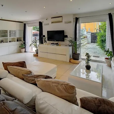 Avec Piscine, 5 Chambres, 4 Parkings V5b10