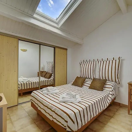 Avec Piscine, 5 Chambres, 4 Parkings V5b10 *